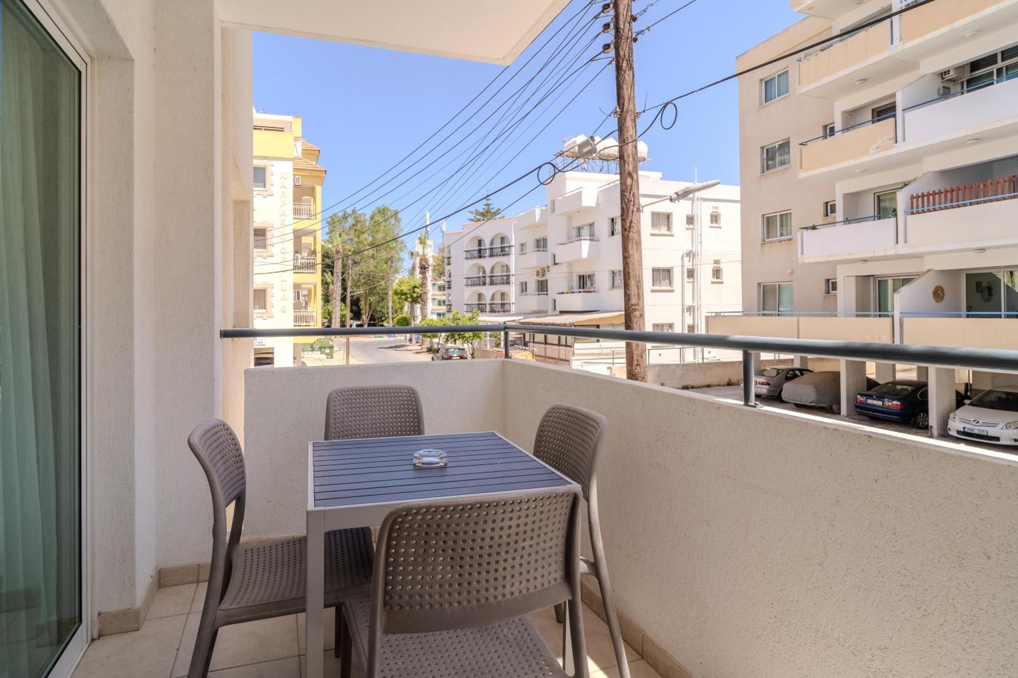 Helios Mackenzie One Bedroom Flat Ларнака Екстериор снимка
